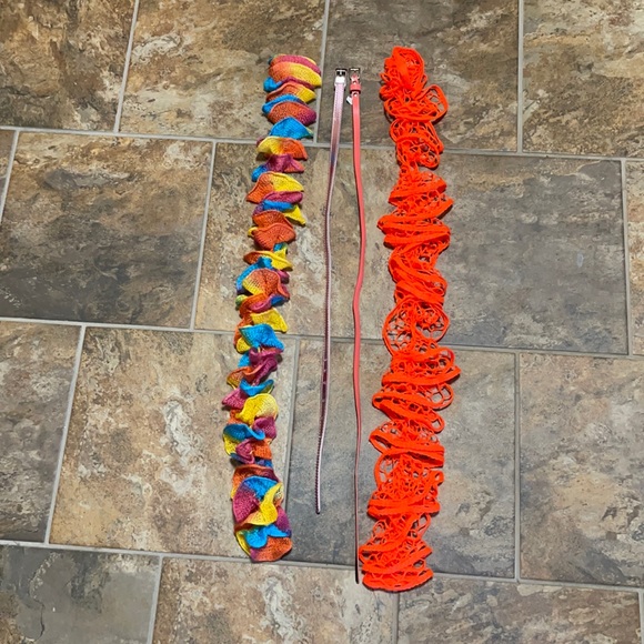 4 kids belts and 2 scarves. - Picture 2 of 6